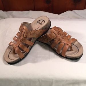 Women’s Abeo sandals. Size 6. Beige.